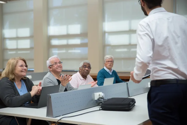 Senior adults attend a computer class, led by an instructor, in a classroom setting. Efteruddannelse som voksen: Hvilke muligheder og støtteordninger findes?