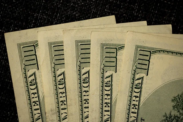 dollars, money, savings, cash, account, finance, wealth, banknote, salary. Hvilke lønstatistikker kan du bruge i en lønforhandling?