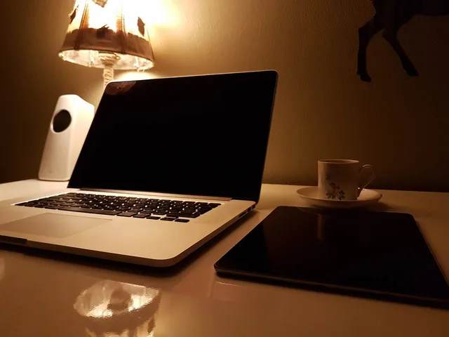 laptop, computer, gadget, modern, technology, electronics, research, work, business, coffee, drink, coffee cup, cup, brown computer, brown laptop, brown research. Jobsamtalen: Forberedelse, spørgsmål og opfølgning