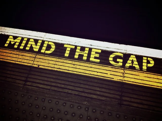 mind the gap, london, underground, transportation, uk, sign, transport, train, subway, gap, english, transit, travel, britain, urban, british, railroad, metro, station, tube, gap, gap, gap, gap, gap. Sådan håndterer du huller i CV'et